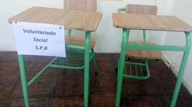 En la cárcel de hombres de Azul restauraron más de 50 mobiliarios escolares para instituciones educativas