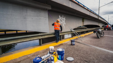 El Municipio lleva adelante trabajos de mantenimiento y embellecimiento sobre el Puente “Lucio Florinda”