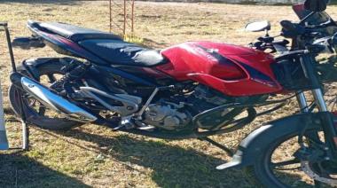 Robaron una moto de un garaje y la encontraron escondida entre pastizales