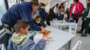 Entrega de mobiliario y juegos para el sector de Pediatría del Hospital Municipal