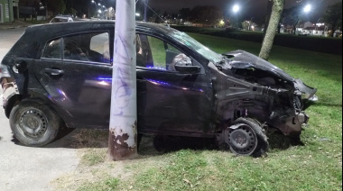 En un auto robado y con pedido de captura intentó escapar y chocó contra árboles y postes