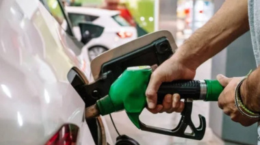 El gasto en nafta para los hogares argentinos aumentó casi $39.000 por mes desde el inicio de la guerra
