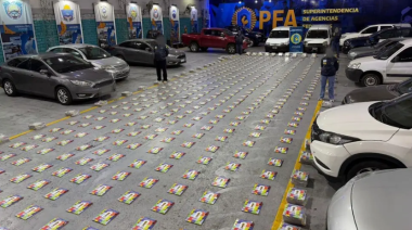 Incautan más 2.000 álbumes del Mundial que entraron de contrabando desde Brasil