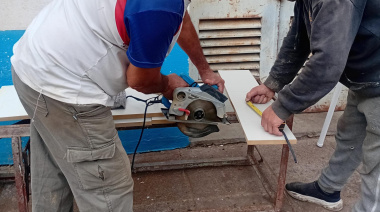 En la Unidad 7 Azul restauraron mobiliario escolar para el comedor Puertas Abiertas