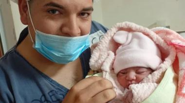 Una beba nació el día del cumpleaños del "10" y los padres la llamaron Messia