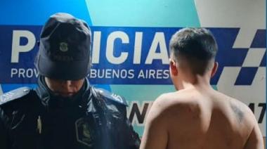 Aprehendieron a un hombre cuando intentaba robar dentro de un auto tras escalar una reja