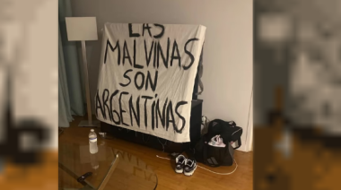 La historia de la bandera de Malvinas que terminó en manos de los jugadores argentinos