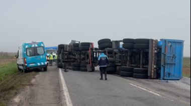Volcó un camión cargado con piedra en la Ruta 3 y el conductor fue hospitalizado