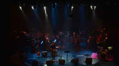 El Teatro municipal vibró con el concierto sinfónico en homenaje el Indio Solari