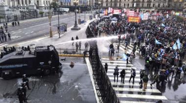 Represión frente al Congreso en la marcha por la Ley de Inviolabilidad de la Propiedad Privada