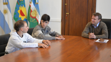 El intendente Wesner recibió a los ciclistas locales Adrián Castro y Nehuen Erripa