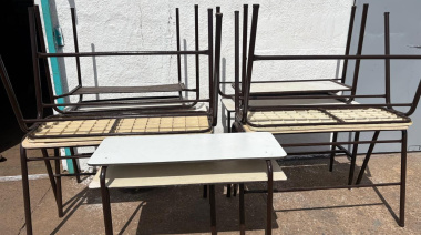 Personas privadas de libertad de la Unidad 30 restauraron mobiliario para una escuela de General Alvear