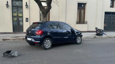 Fuerte choque en el centro de Olavarría: una motociclista fue trasladada al Hospital