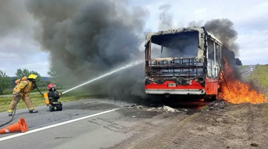 Ruta 226: Un incendio destruyó por completo un micro escolar