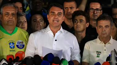 Flávio Bolsonaro huyó de Brasil, pasó por la Argentina y abordó un vuelo privado rumbo a Estados Unidos