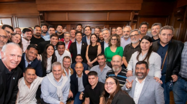 Kicillof se reunió con intendentes, concejales y dirigentes santafesinos con vistas al 2027