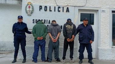 Aprehendieron a tres hombres por un intento de hurto y secuestraron dos cuchillos