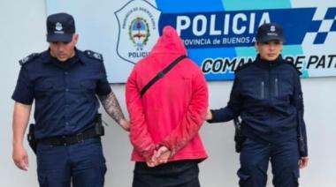 Dos hombres fueron aprehendidos tras enfrentarse con cuchillos frente a un complejo de departamentos