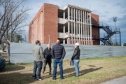 Funcionarios provinciales y municipales recorrieron la obra de la Casa de la Provincia