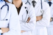 El Gobierno elimina los aranceles de habilitación de establecimientos de salud y de matriculación profesional