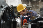 La industria manufacturera cayó 4,4% en agosto en comparación con 2024