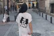 Lali Espósito ironizó tras el show de Milei: caminó por Madrid con una remera de payaso