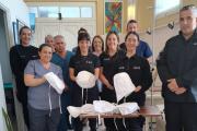 Entrega solidaria de gorros térmicos confeccionados en la cárcel de mujeres de Azul