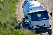 Un camionero infraccionado por volcar cemento fresco en un espacio público