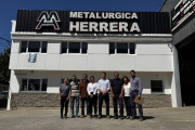 El intendente Wesner visitó Metalúrgica Herrera en Colonia Hinojo