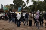 Desempleo: Varias cuadras de cola por 60 puestos de trabajo en un frigorífico