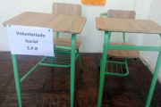En la cárcel de hombres de Azul restauraron más de 50 mobiliarios escolares para instituciones educativas
