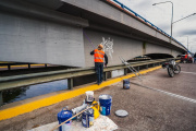 El Municipio lleva adelante trabajos de mantenimiento y embellecimiento sobre el Puente “Lucio Florinda”