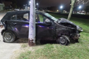 En un auto robado y con pedido de captura intentó escapar y chocó contra árboles y postes