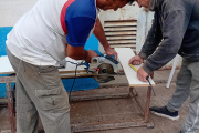 En la Unidad 7 Azul restauraron mobiliario escolar para el comedor Puertas Abiertas