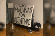La historia de la bandera de Malvinas que terminó en manos de los jugadores argentinos