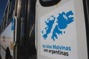 Polémica porque desapareció la leyenda "Las Islas Malvinas son argentinas" de colectivos
