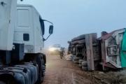Volcó un camión en el camino a 16 de Julio