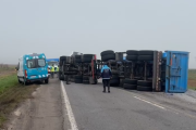 Volcó un camión cargado con piedra en la Ruta 3 y el conductor fue hospitalizado