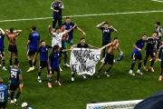 La FIFA sancionó a jugadores por los incidentes en la final y a la Selección por la bandera de Malvinas