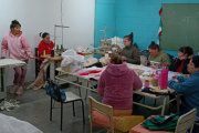 En la cárcel de mujeres de Azul confeccionaron camisolines y cubre camillas para el Hospital Ángel Pintos