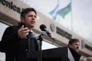Para Kicillof, es una “estupidez” la explicación de Milei sobre las deudas de las familias