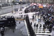Represión frente al Congreso en la marcha por la Ley de Inviolabilidad de la Propiedad Privada