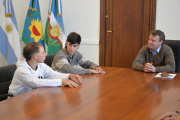 El intendente Wesner recibió a los ciclistas locales Adrián Castro y Nehuen Erripa