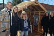 En una cárcel de Sierra Chica restauraron mobiliario para una escuela y elaboraron una casita para un Jardín de Infantes