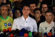 Flávio Bolsonaro huyó de Brasil, pasó por la Argentina y abordó un vuelo privado rumbo a Estados Unidos