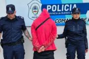 Dos hombres fueron aprehendidos tras enfrentarse con cuchillos frente a un complejo de departamentos