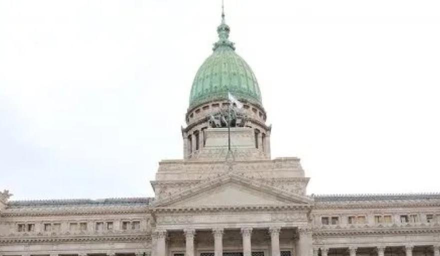 El Senado busca aprobar la reforma laboral mientras continúa la tensión afuera del Congreso