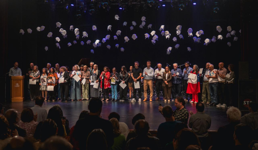 A sala llena, reconocieron a vecinos, vecinas e instituciones por mantener la memoria local