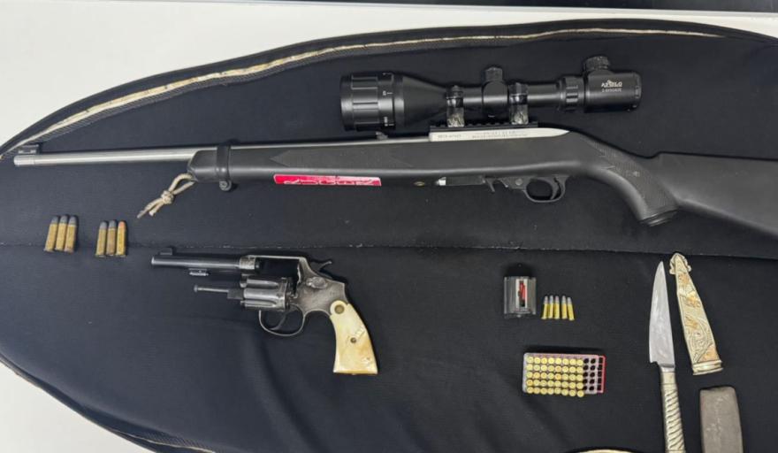 Detuvieron a un hombre armado: llevaba un revólver, una carabina y estaba ebrio