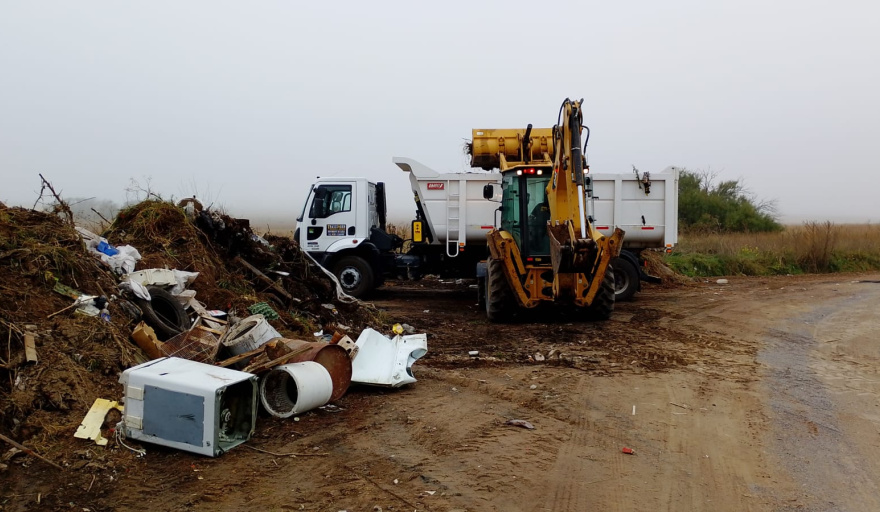 Limpieza de un basural a cielo abierto en el Camino de la Piedra